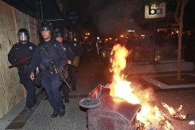 Policisté honící demonstranty v Oaklandu.